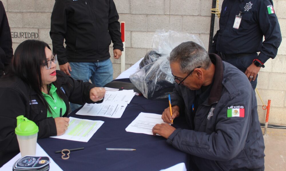 Entrega la SSPE uniformes a custodios del CERESO No.5 de NCG – Vivir en ...